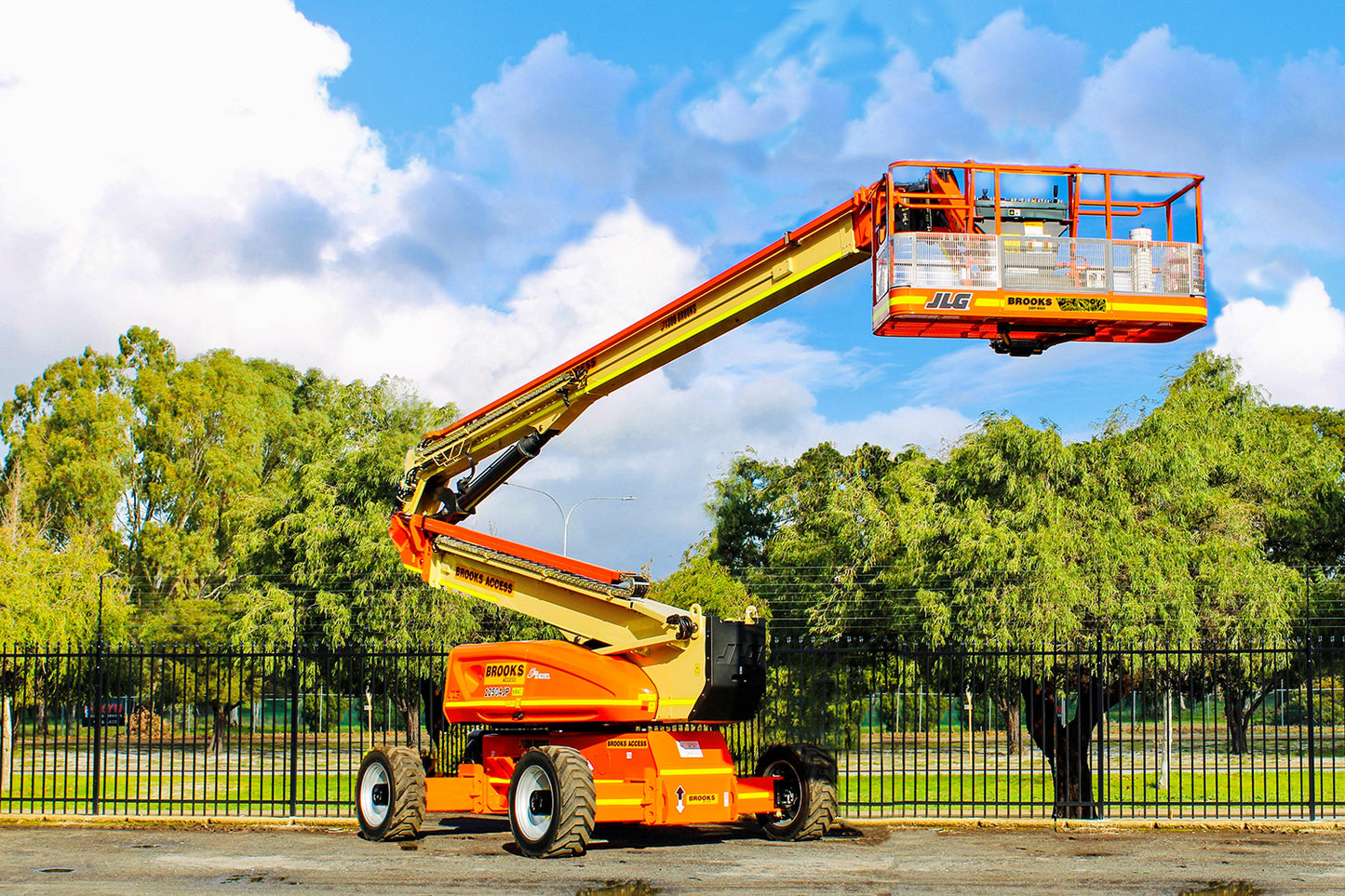 125ft Articulated Boom Lift For Hire